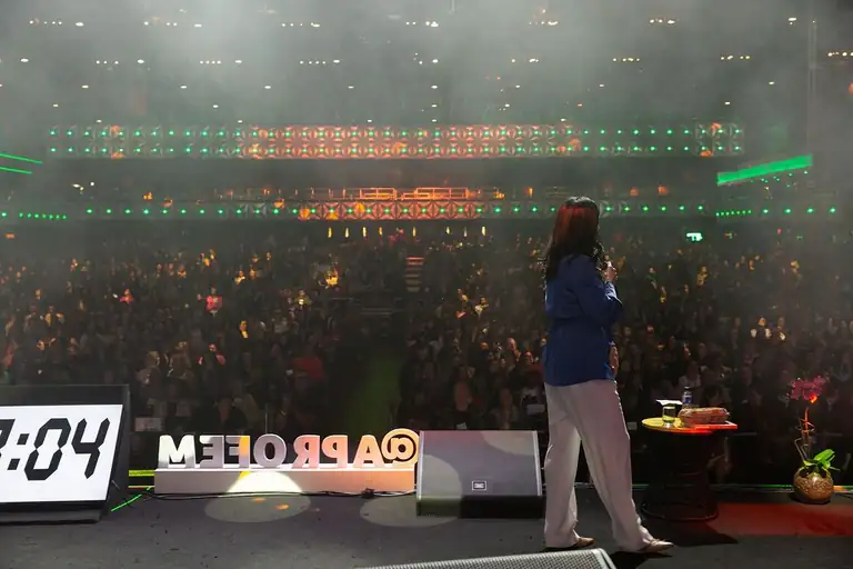 Izabella Camargo no palco diante de uma plateia lotada
